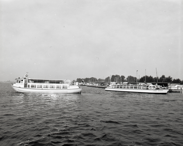 815145 Afbeelding van de rondvaartboten Willem van Oranje en Prins Hendrik (rechts) van Wolfrat Rondvaart en Parties te ...